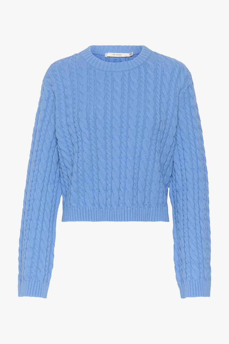 Hellblauer, kabelgestrickter Pullover mit Rundhalsausschnitt und gerippten Ärmeln. Das Design umfasst strukturierte Muster auf dem gesamten Stoff.