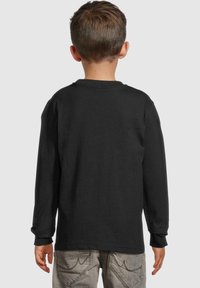 Black long-sleeve t-shirt with a crew neck, made of cotton. Simple design, soft texture, finished with ribbed cuffs. No visible graphics.
