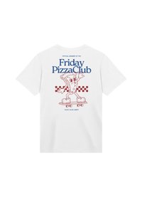 Bílý bavlněný tričko s hravým pizzovým charakterem na skateboardu, s modrým textem "Pátek PizzaClub" a červenými kostkovanými akcenty.