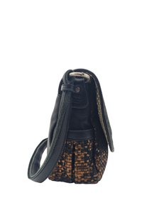 Sac à main tissé noir et bronze avec des accents en cuir ; présente une forme structurée, une sangle réglable et des accroches métalliques.