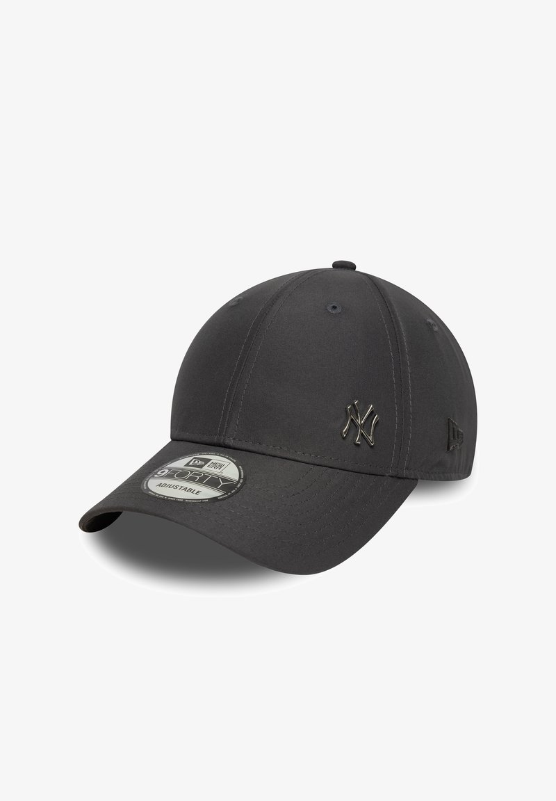 Musta säädettävä lippalakki, jonka edessä on New York Yankeesin logo ja sivussa New Era -logo, esitetty valkoisella taustalla.