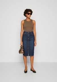 Guess SL MORA CUT OUT BACK - Bluse - general brown