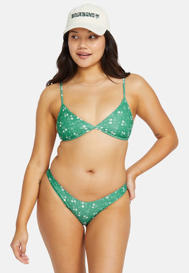 Grön bikini med blommönster, som har en triangelbehå med tunna remmar och en låg midja på bikiniunderdelen, bägge i slät tyg.