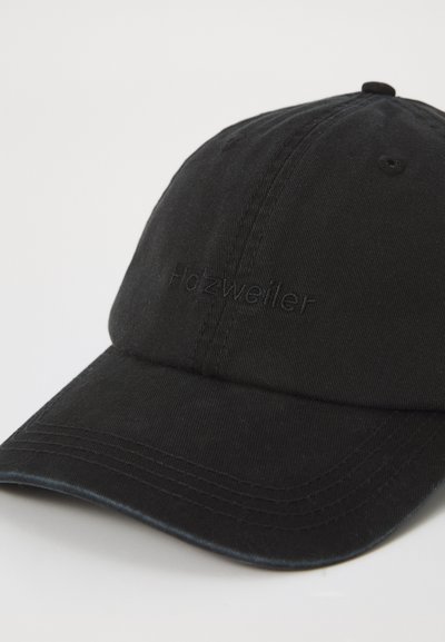 Casquette de baseball noire en coton avec une visière courbée, portant le nom de la marque brodé "Holzweiler" à l'avant. Couture plate visible.