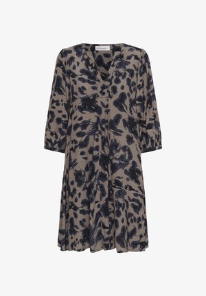 Beżowa sukienka z ciemnoniebieskim abstrakcyjnym wzorem, dekoltem w kształcie litery V, rękawami o długości trzy czwarte i rozkloszowanym dołem. Wykonana z lekkiego, strukturalnego materiału.