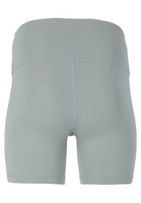 Högmidjade, ljusgrå sportshorts tillverkade av stretchigt material; har platta sömmar och en slät, åtsittande design utan utsmyckningar.