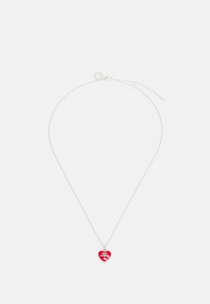 Collar de cadena de plata con un colgante en forma de corazón rojo que presenta el texto "MEJORES AMIGAS" en blanco. El colgante tiene un acabado brillante.