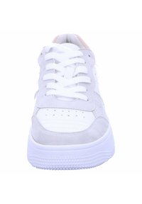 Hvite sneakers med overdel i semsket skinn og lær, flate hvite lisser, perforert tåboks og teksturert hvit såle med grip.