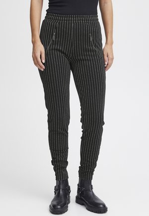 Sort stribede bukser med tapered fit, der har subtile grå striber, elastisk talje og lynlåslommer foran. Glat stofstruktur.