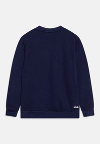 Mörkblå sweatshirt med ribbat rundhals, långa ärmar och elastiska muddar. Har en vit "FILA"-logotyp på nedre vänstra sidan.