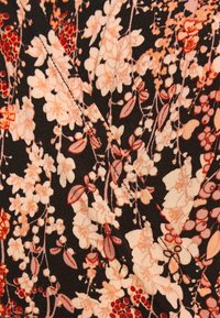 Tissu noir avec un motif floral comprenant des fleurs et des feuilles de rose pâle, orange et rouges. Texture douce avec des détails de couture délicats.