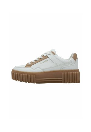 Baskets blanches et beige à lacets avec une semelle en caoutchouc épaisse et striée, un dessus en cuir lisse et un détail logo subtil sur le côté.