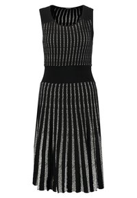 Černé bezramínkové šaty s vertikálními bílými pruhy, přiléhavým korzetem a rozšířenou sukní. Vyrobené z texturované tkaniny, mají kulatý výstřih.
