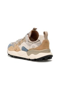 Sneaker in beige, marrone chiaro e azzurro. Presenta materiali in rete e suede, una suola cremoso texturizzata e ritagli decorativi. Accenti riflettenti.