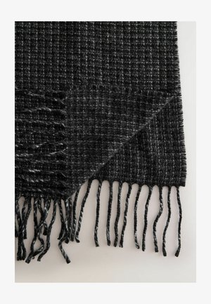 Črno-siva tkanina šal z karo vzorcem, obdan z resicami in mehko teksturo. Pravokotna oblika s toplim videzom.