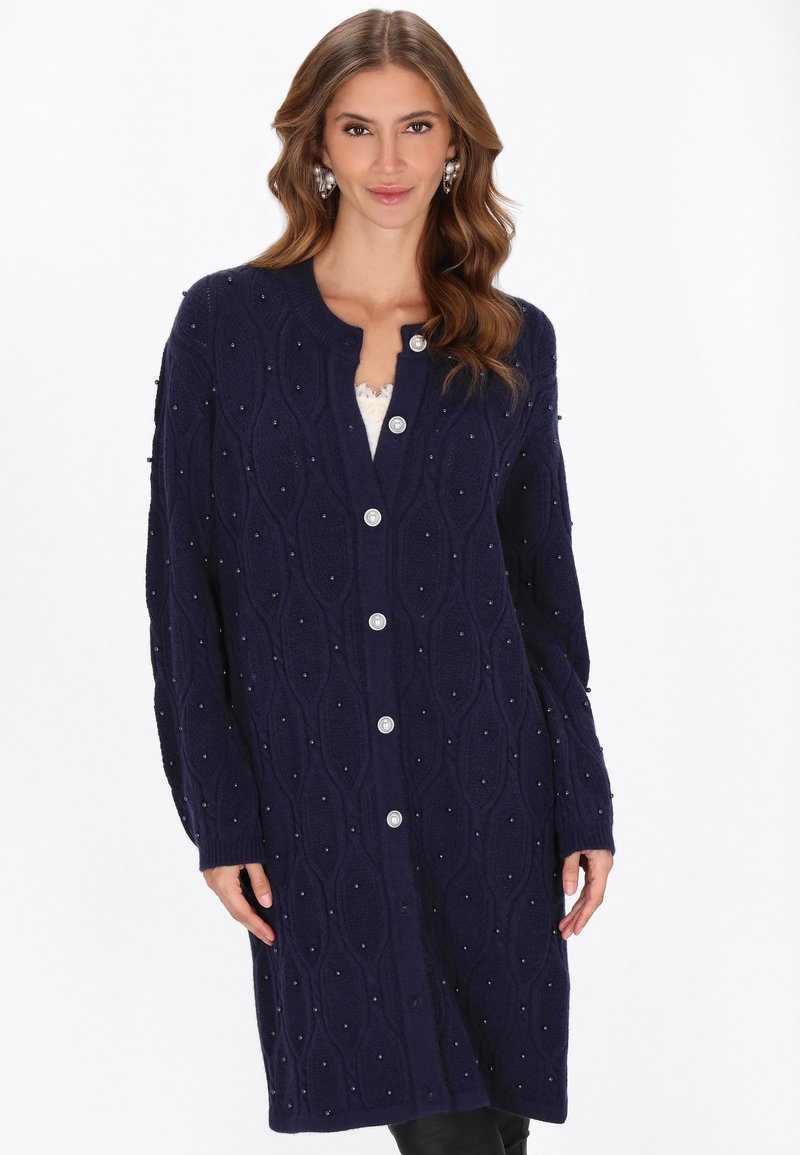 Cardigan lavorato a maglia blu navy con motivo a trecce, decorazioni simili a perle, maniche lunghe e scollatura rotonda con chiusura a bottone.