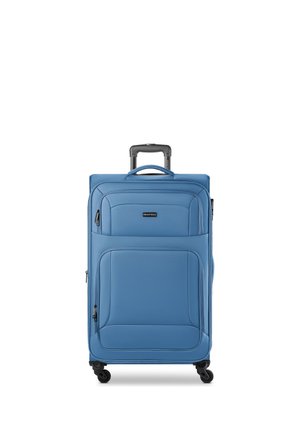 Blauer Softshell-Koffer mit Teleskopgriff, vorderen Reißverschlusstaschen und vier schwarzen Rollen auf weißem Hintergrund.