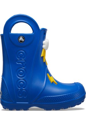 Stivale da pioggia in gomma blu con suola testurizzata, dettagli a forma di fulmine e maniglia sul retro per facilitare la calzata. Design leggero e impermeabile.