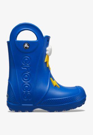 Stivale da pioggia in gomma blu con suola testurizzata, dettagli a forma di fulmine e maniglia sul retro per facilitare la calzata. Design leggero e impermeabile.