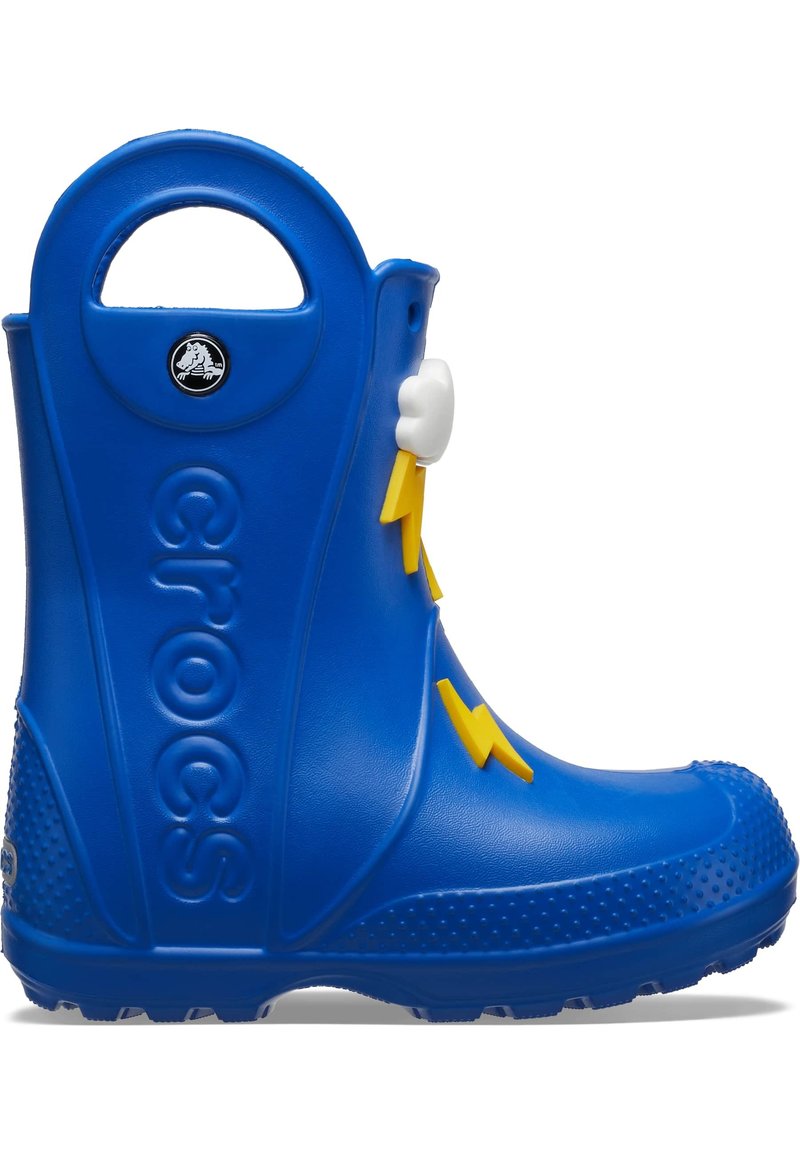 Blauwe rubberen regenlaars met een gestructureerde zool, bliksemschichtaccenten en een achterhandvat voor eenvoudig aan-en uittrekken. Lichtgewicht en waterdichte uitvoering.