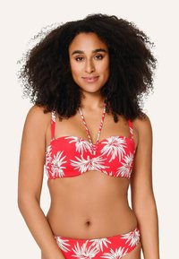 Bikini rojo con estampado de flores y patrones de hojas de palma blancas, con tirantes ajustables y un diseño de top bandeau. Textura suave, mínimo hardware.
