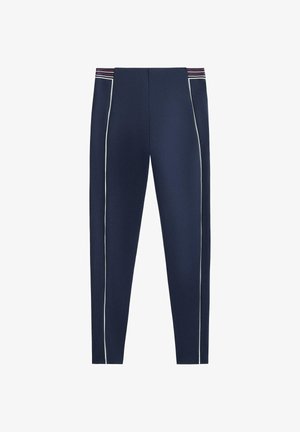 Pantalon de sport bleu marine avec une coupe ajustée, arborant des bandes blanches sur les côtés et une taille multicolore à rayures. Texture lisse et matériau extensible.