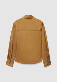 Chemise en tissu brun doux avec une texture lisse. Elle comporte un col, des manches longues et des poignets boutonnés. Le dos présente un design simple et épuré.