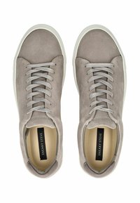 Sneaker in suede grigio con suola in gomma bianca, punta tonda e lacci texturizzati. L'interno presenta una soletta nera con brand. Design pulito, accenti minimali.