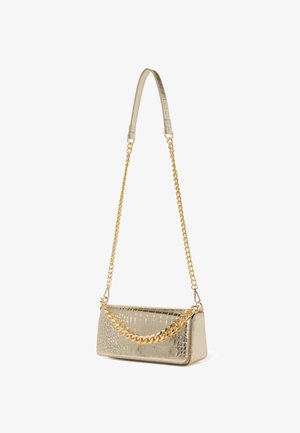 Mała prostokątna torebka w kolorze złotym o fakturze skóry krokodyla z krótkim, masywnym złotym łańcuchem oraz długim, cienkim paskiem do noszenia na ramieniu lub przez ramię.