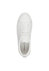 Hvit sneaker med en glatt, syntetisk overdel, rund tå og flat snøring. Innvendig etikett viser "Tamaris" med størrelse 37.
