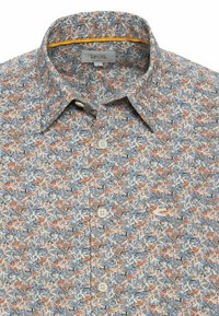 Korte mouwen overhemd van een lichtgrijze stof met een bloemenpatroon met oranje, blauwe en witte accenten. Voorzijde met knopen en kraagdetail.