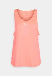 Brzoskwiniowy sportowy tank top bez rękawów z okrągłym dekoltem, ozdobiony białym logo na przodzie i zaokrąglonym dołem dla swobody ruchów.