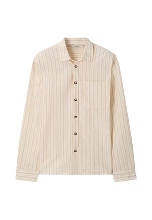 Beige overhemd met lange mouwen, knopen aan de voorkant, dunne verticale strepen en een enkele borstzak, plat uitgestald op een witte achtergrond.