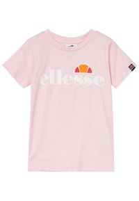Růžové tričko s krátkým rukávem z bavlny s kulatým výstřihem. Obsahuje bílé logo s nápisem "ellesse" a nad ním barevný akcent.