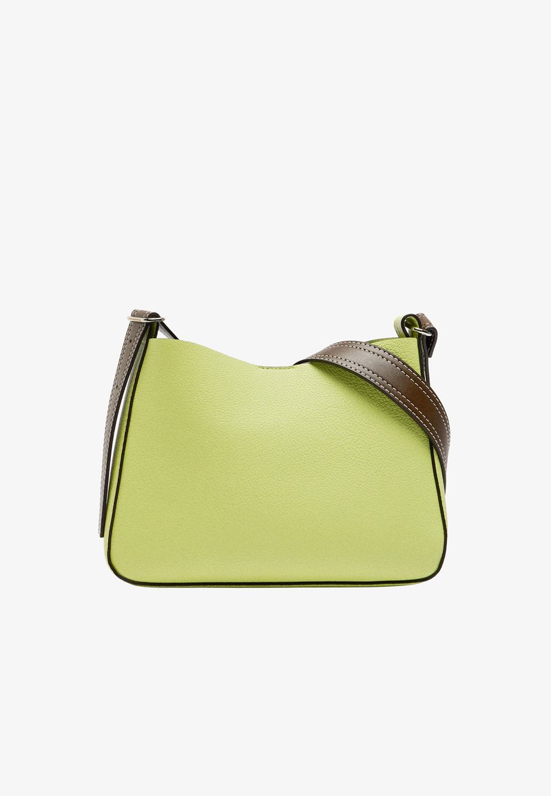 Zielona skórzana torebka na ramię o zaokrąglonym kształcie, z brązowym paskiem i kontrastującymi czarnymi wykończeniami. Gładka tekstura i minimalistyczny design.