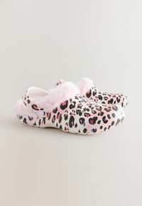 Leopardprint træskor med en hvid bund og blød lyserød faux pelskant. Har en rygrem og en struktureret sål for greb og komfort.