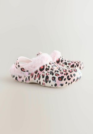 Leopardi musteriga klotsid, millel on valge alus ja pehme roosa kunstkarv. Omab tagustrappi ja tekstureeritud tallat, mis tagab haarde ja mugavuse.