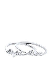 Zwei silberne Ringe, die miteinander verflochten sind, einer mit dem Wort "Hoffnung" und der andere mit "Liebe", akzentuiert mit einem kleinen klaren Stein.