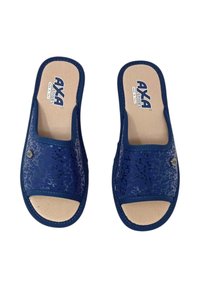 Sandali blu slip-on con design testurizzato, punta aperta e solette beige contrassegnate "AYA Shoes." Il materiale sembra sintetico con accenti floreali.