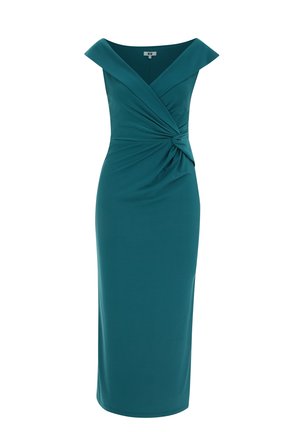 Rochie midi turcoaz cu umerii goi, detaliu în față cu înfășurare și nod lateral, siluetă strâmtă și textură netedă a țesăturii.