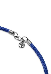 Flettet blå læderhalsbånd med sølvfarvet metalhardware, prydet med et logocharms og en snap-lås, der understreger holdbarhed og design.