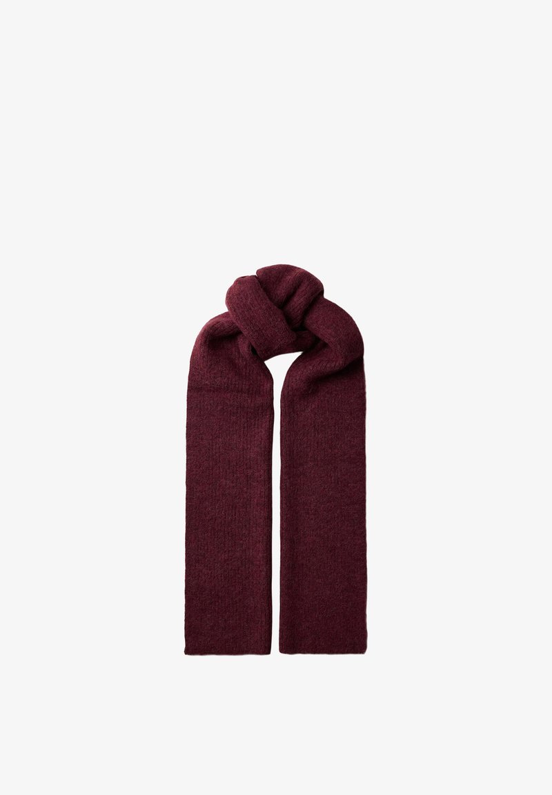 Écharpe en laine tricotée rouge foncé nouée en un nœud lâche sur un fond blanc.