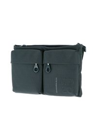 Sacoche messager noire compacte en tissu texturé, avec deux poches avant zippées et un logo discret sur le côté.