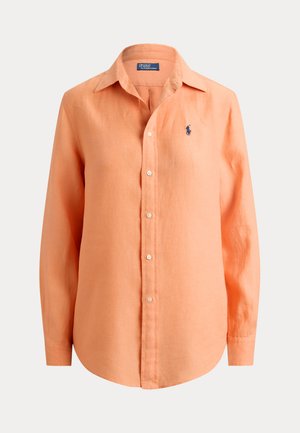 Koszula z długim rękawem zapinana na guziki w jasnopomarańczowym kolorze z kołnierzykiem oraz niebieskim haftowanym logo Polo Ralph Lauren na lewym boku klatki piersiowej.