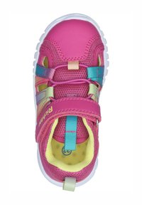 Růžová sportovní obuv s síťovinovým svrškem, gumovou podrážkou a barevnými popruhy. Obsahuje polstrovanou stélku a kontrastní žlutý interiér.
