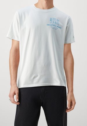 Weißes Baumwoll-T-Shirt mit kurzen Ärmeln, Rundhalsausschnitt, mit einem blauen grafischen Textdruck auf der Brust und einem kleinen Logo am Ärmel.