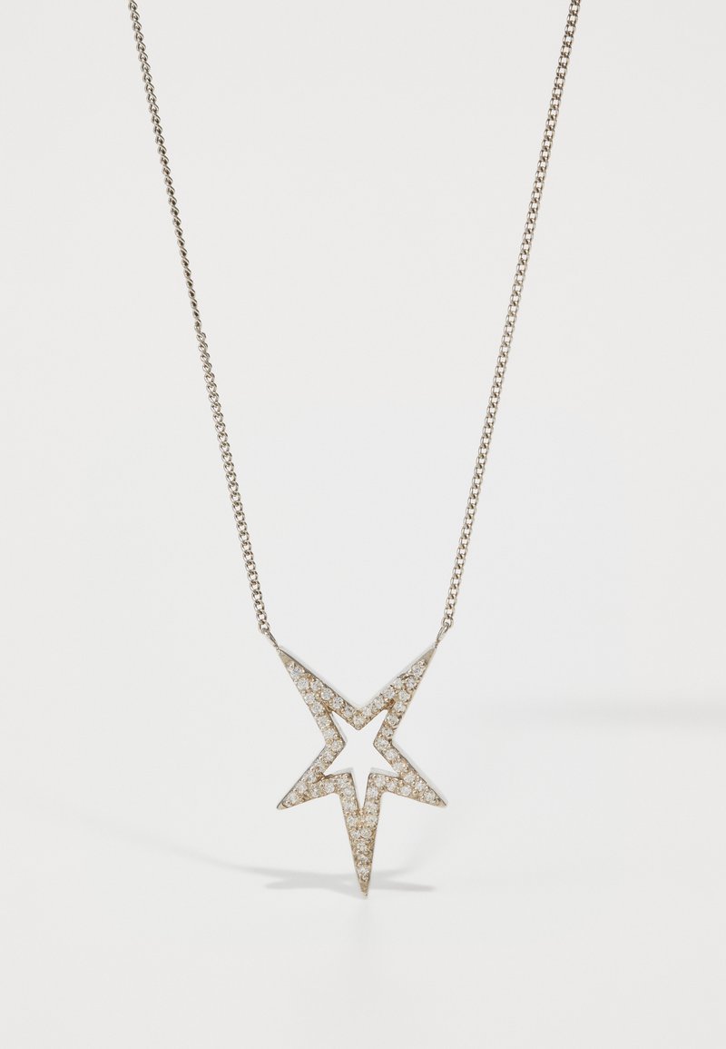 Colar com pendente em forma de estrela prateada, apresentando uma superfície texturizada adornada com pequenas gemas cintilantes, criando um efeito semelhante ao de diamantes.