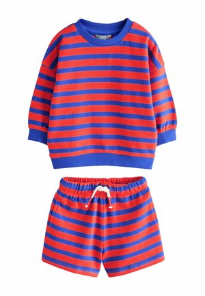 Rot und blau horizontal gestreiftes Langarmshirt und passende Shorts mit elastischem Bund und weißem Kordelzug.