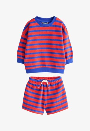 Czerwono-niebieska koszulka z długim rękawem w poziome paski oraz dopasowane spodenki z elastycznym pasem i białym sznurkiem.