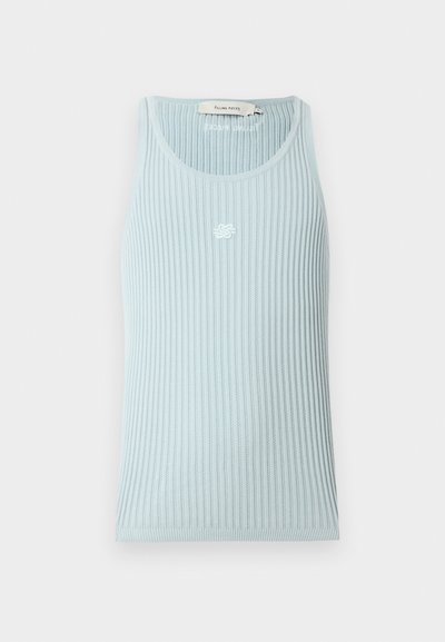 Ανοιχτό μπλε ριπ αμάνικο τοπ με στρογγυλή λαιμόκοψη και μικρό λευκό κεντημένο λογότυπο στο κέντρο του στήθους.